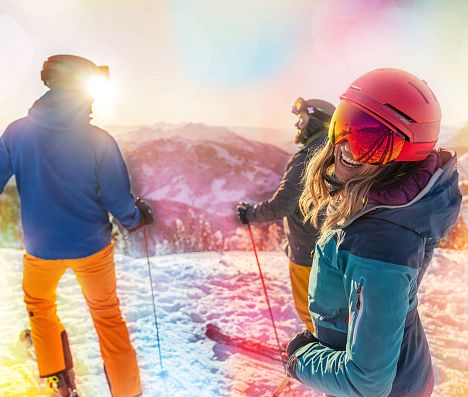 Strahlende Skifahrerin im Sonnenuntergang in Flachau, Ski amadé. Winterstimmung mit Freunden in den Alpen.