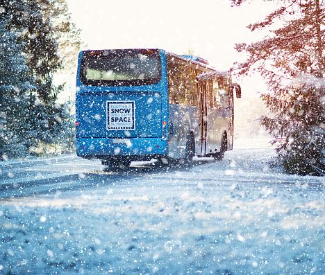Skibus on Tour durch Flachau bei leichtem Schneefall