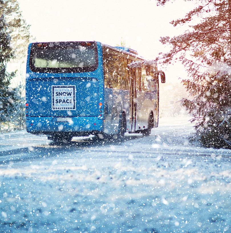 Skibus on Tour durch Flachau bei leichtem Schneefall