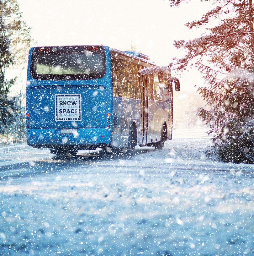 Skibus on Tour durch Flachau bei leichtem Schneefall
