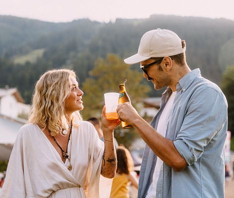 Paar stößt bei E-Festival Flachau 2025 im Salzburger Land, Österreich, fröhlich an