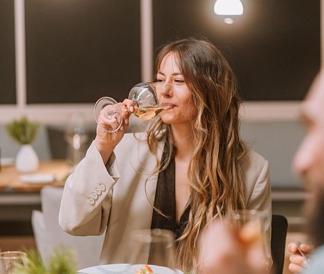 Freundegruppe genießt Fine Dining und Wein in den top-Restaurants in Flachau.