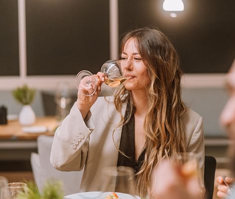 Freundegruppe genießt Fine Dining und Wein in den top-Restaurants in Flachau.