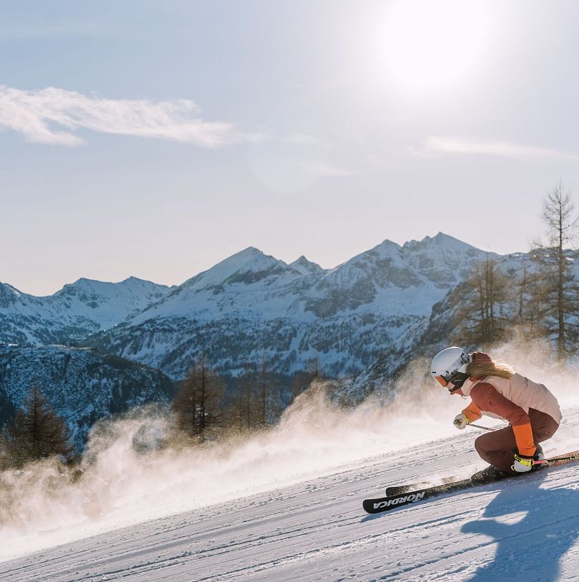 Skifahrerin genießt da geniale Alpenpanorama bei ihrem Skitag im Skiparadies Zauchensee.
