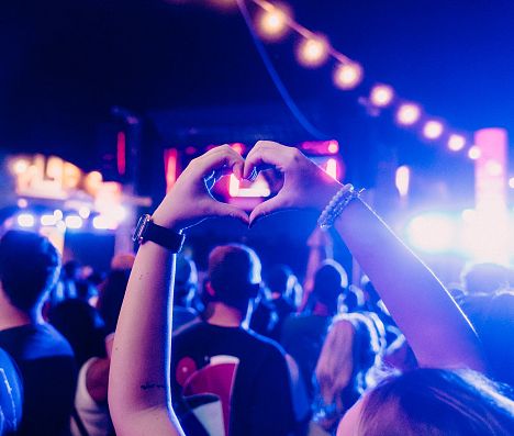 Herzform mit Händen bei Konzert in Flachau, Salzburger Land, Österreich