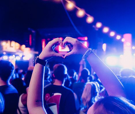 Herzform mit Händen bei Konzert in Flachau, Salzburger Land, Österreich