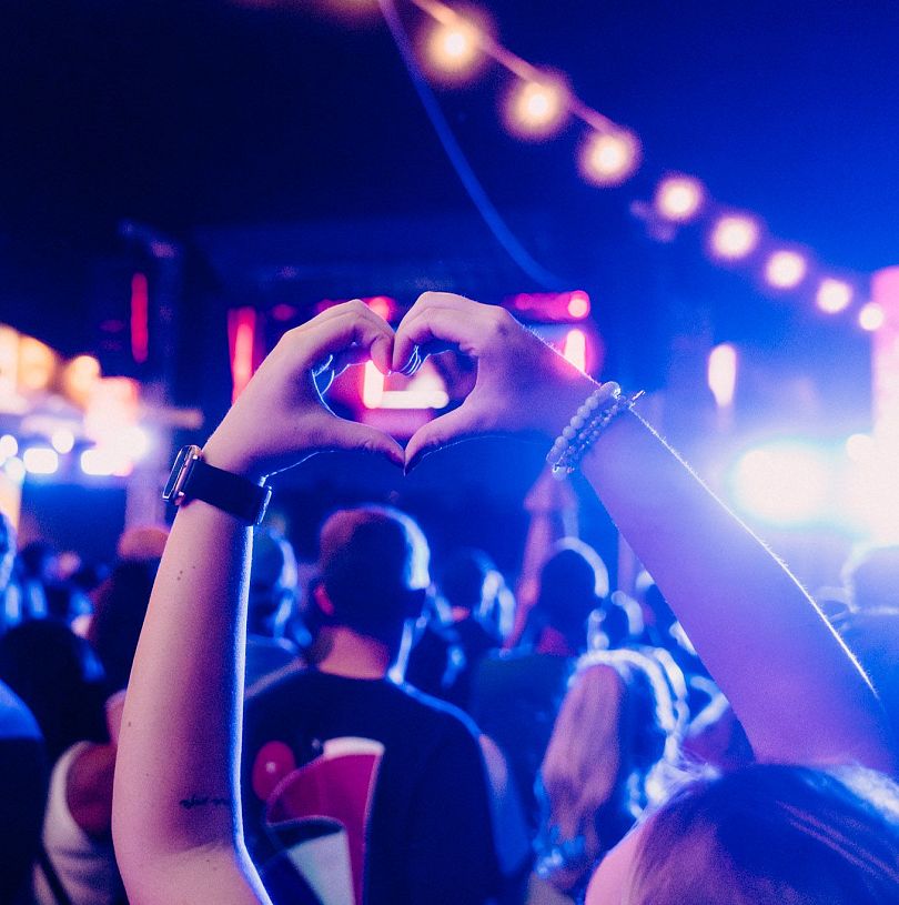 Herzform mit Händen bei Konzert in Flachau, Salzburger Land, Österreich