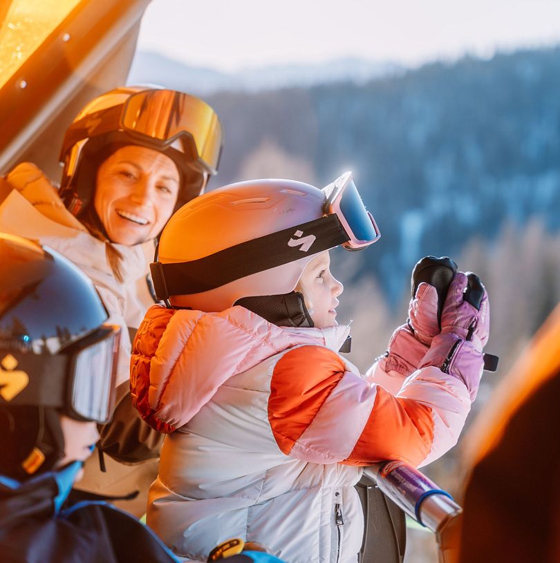 Familie mit Kindern am Sessellift Starjet 3 im Snow Space Salzburg