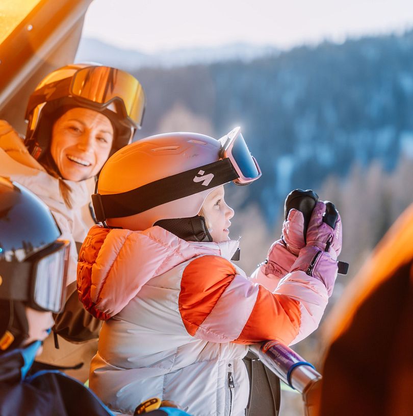 Familie mit Kindern am Sessellift Starjet 3 im Snow Space Salzburg