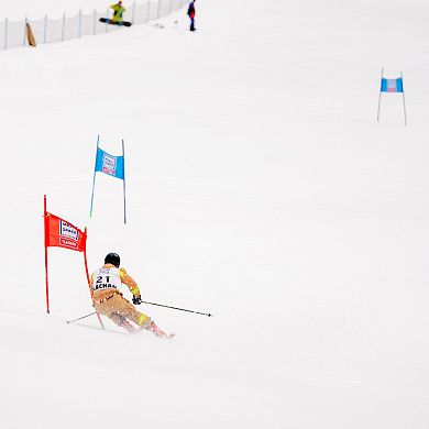 Ein Skifahrer auf der Hermann Maier Weltcup Strecke bei den Firefighter Winter Days berührt ein Tor