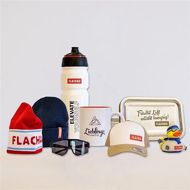Flachau Fanshop-Artikel Badeente, Kappe, Socken und Trinkflasche im beliebten Flachau-Design.