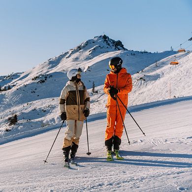 Zwei Skifahrer vor dem Grießenkareck in Flachau.