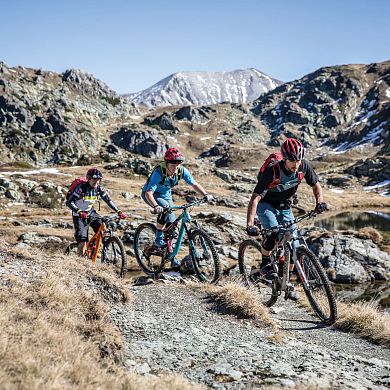Drei Mountainbiker auf den schmalen Trails bei der Königsetappe des Stoneman Taurista.