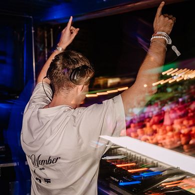 DJ mit Kopfhörern heizt die Stimmung beim E-Festival in Flachau, Salzburger Land an.
