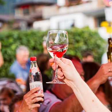 Anstoßen beim Gassenfest in Flachau – Geselligkeit in den Alpen.