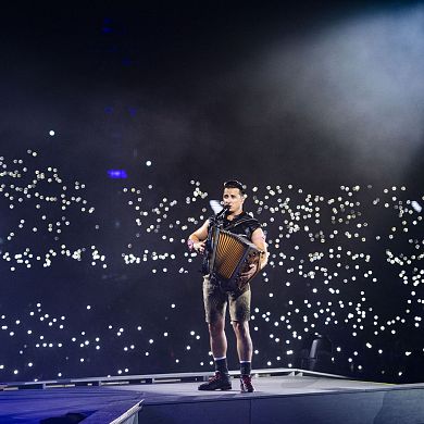 Andreas Gabalier mit Zieharmonika auf der Bühne
