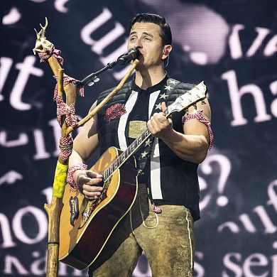 Andreas Gabalier mit Gitarre auf der Bühne