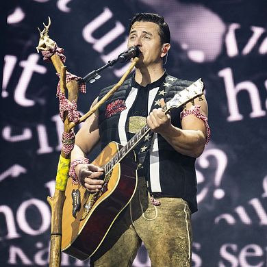 Andreas Gabalier mit Gitarre auf der Bühne