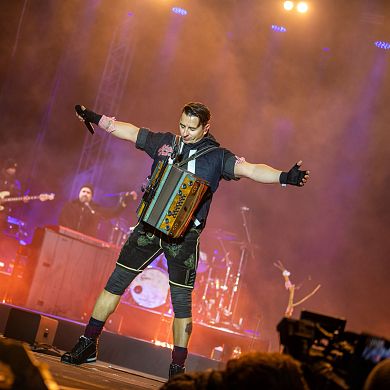 Andreas Gabalier steht mit ausgebreiteten Armen auf der Bühne beim Winter Opening in Flachau.