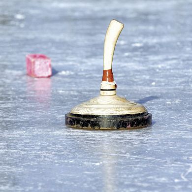 Eisstock und Haserln auf der Eisstockbahn in Flachau.