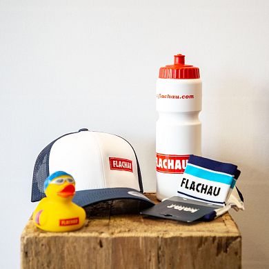 Flachau Fanshop-Artikel Badeente, Kappe, Socken und Trinkflasche im beliebten Flachau-Design.
