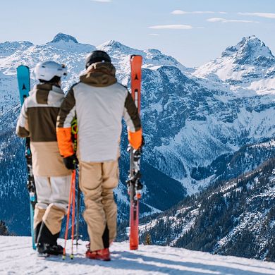 Nach ihrer Auffahrt mit der Gondel blicken 2 Skifahrer auf das herrliche Panorama im Skiparadies Zauchensee.