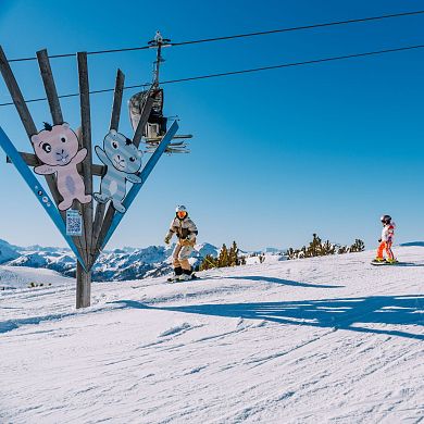Familie verbringt ihren Skitag familienfreundlichen Shuttleberg Flachauwinkl - Klleinarl