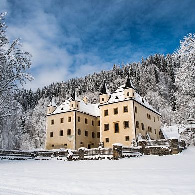 Das historische Schloss Höch in Flachau, Österreich, im Winter.